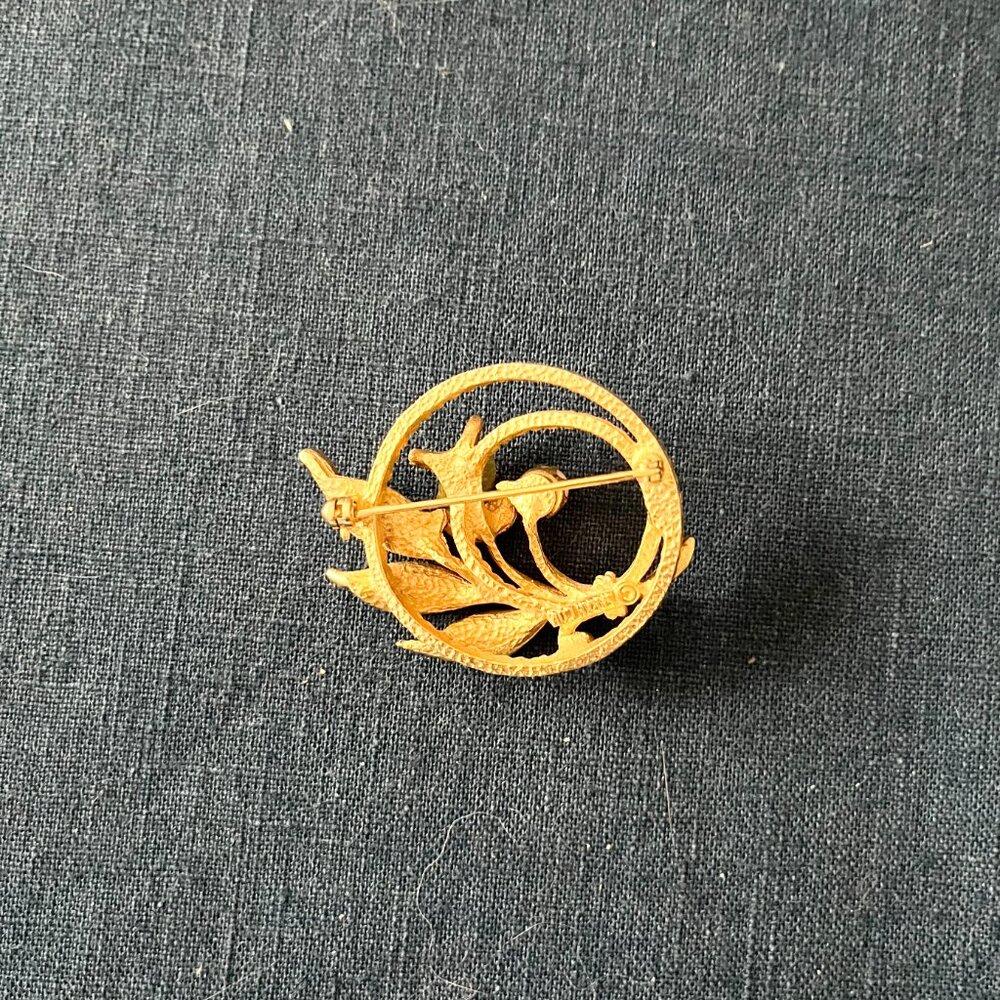 Vintage Estate Circular ‘Floral’ Gold Tone/Faux Pearl/Green Polished ‘Stone’ Pin - Picture 2 of 4